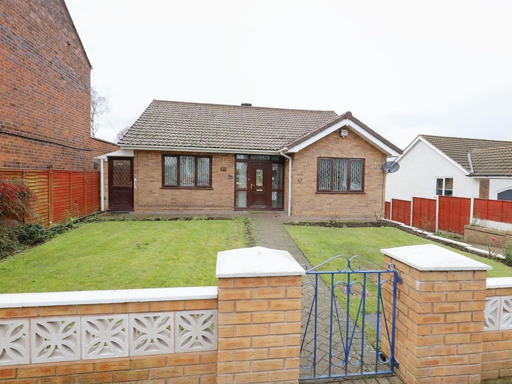 3 bed detached bungalow for sale in Swan Street, Wollaston, Stourbridge