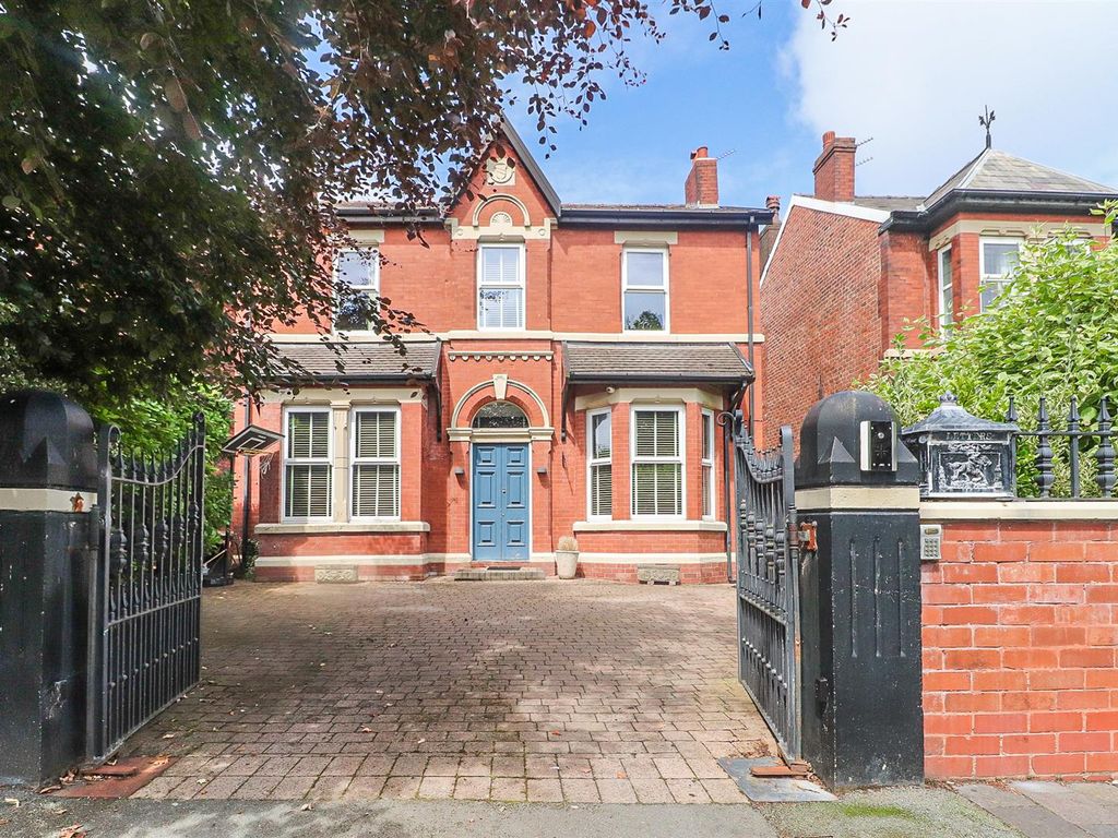4 bed detached house for sale in Lansdowne Road, Southport PR8, £