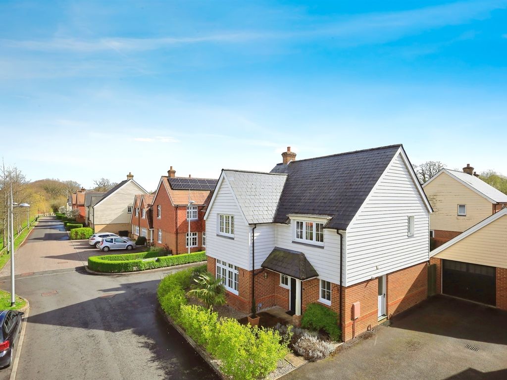 4 bed detached house for sale in Harold Avenue, Hailsham BN27, £475,000