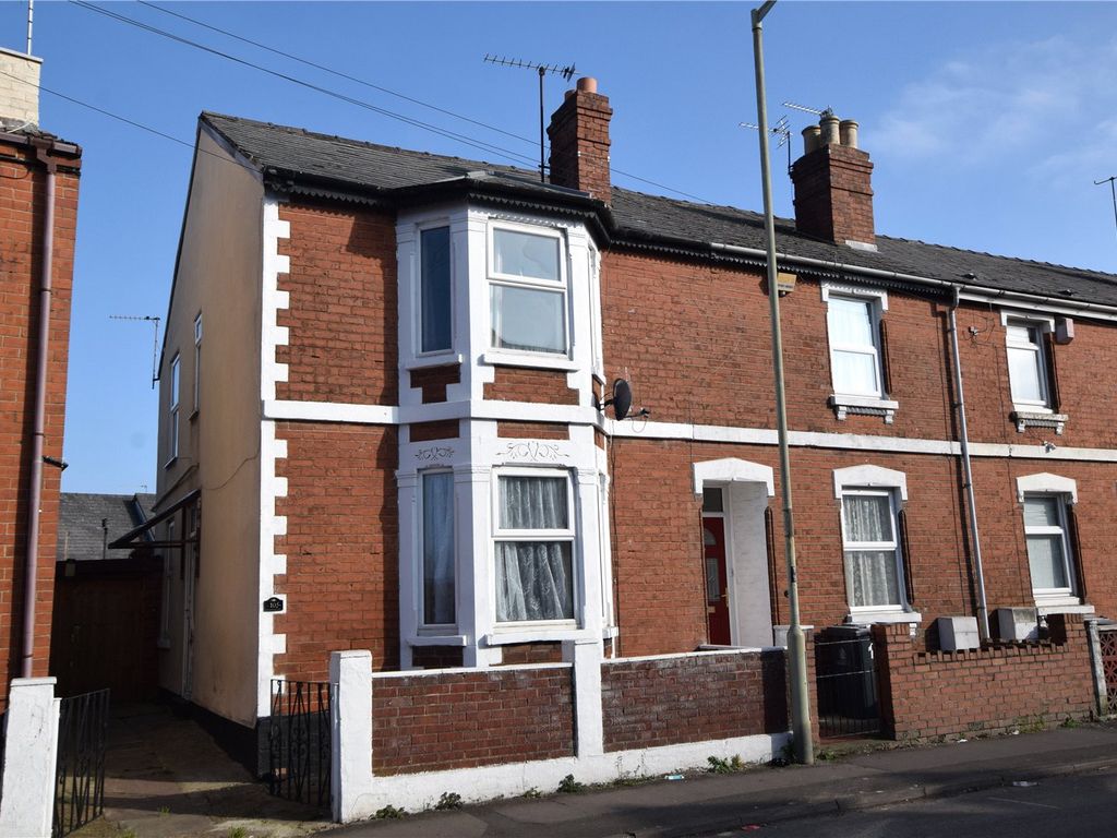 3 bed end terrace house for sale in Tredworth Road, Gloucester