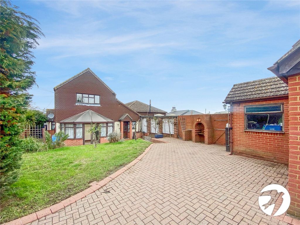 5 bed detached house to rent in Tennyson Avenue, Cliffe Woods, Rochester, Kent ME3, £2,250 pcm