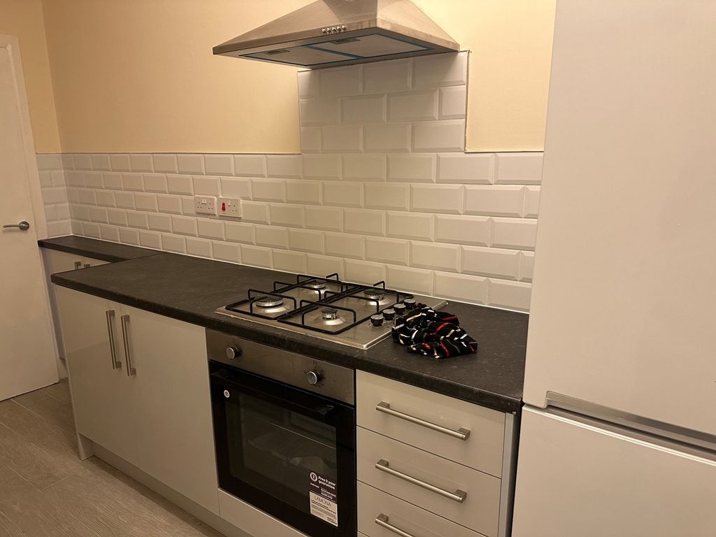 1 bed flat to rent in Bourne Road, Slough SL1, £1,150 pcm Zoopla