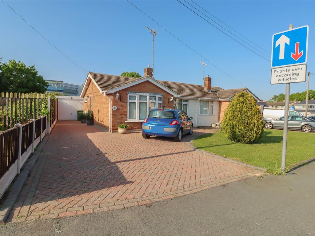 2 bed semidetached bungalow for sale in Beauchamps Drive, Wickford SS11 Zoopla