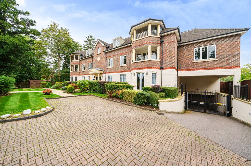 2 bed flat for sale in Westfield Park, Hatch End, Pinner HA5, £700,000