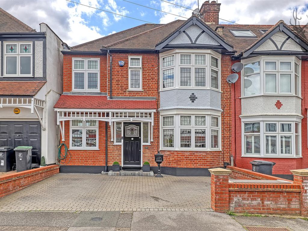 3 bed semidetached house for sale in Chestnut Avenue, Buckhurst Hill