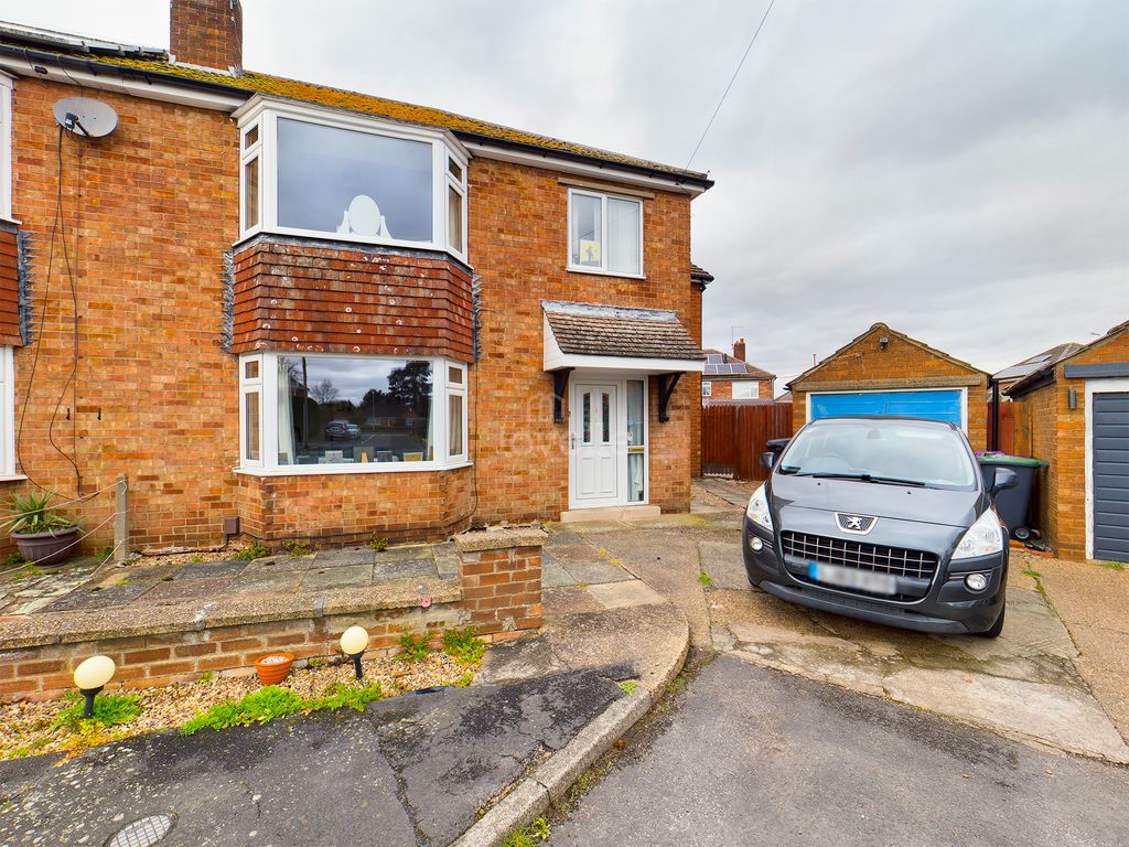 4 bed semidetached house for sale in Selby Close, North Hykeham LN6