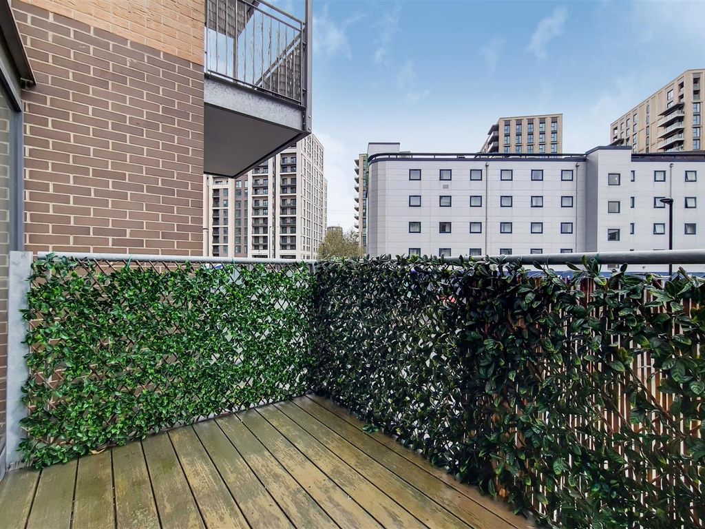 2 bed flat to rent in Mercury House, Canning Town E16, £2,250 pcm Zoopla