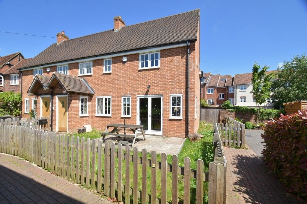 3 bed end terrace house for sale in Bellingdon Road, Chesham