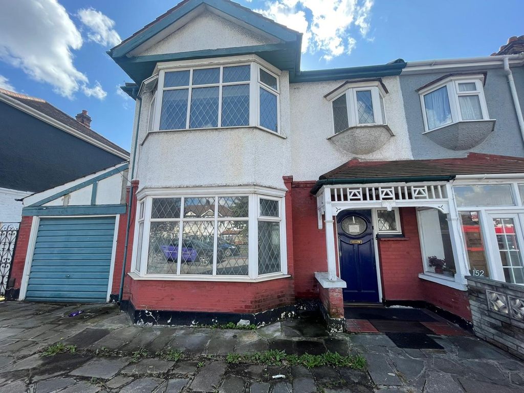 3 bed end terrace house to rent in Eastern Avenue, Redbridge IG4, £