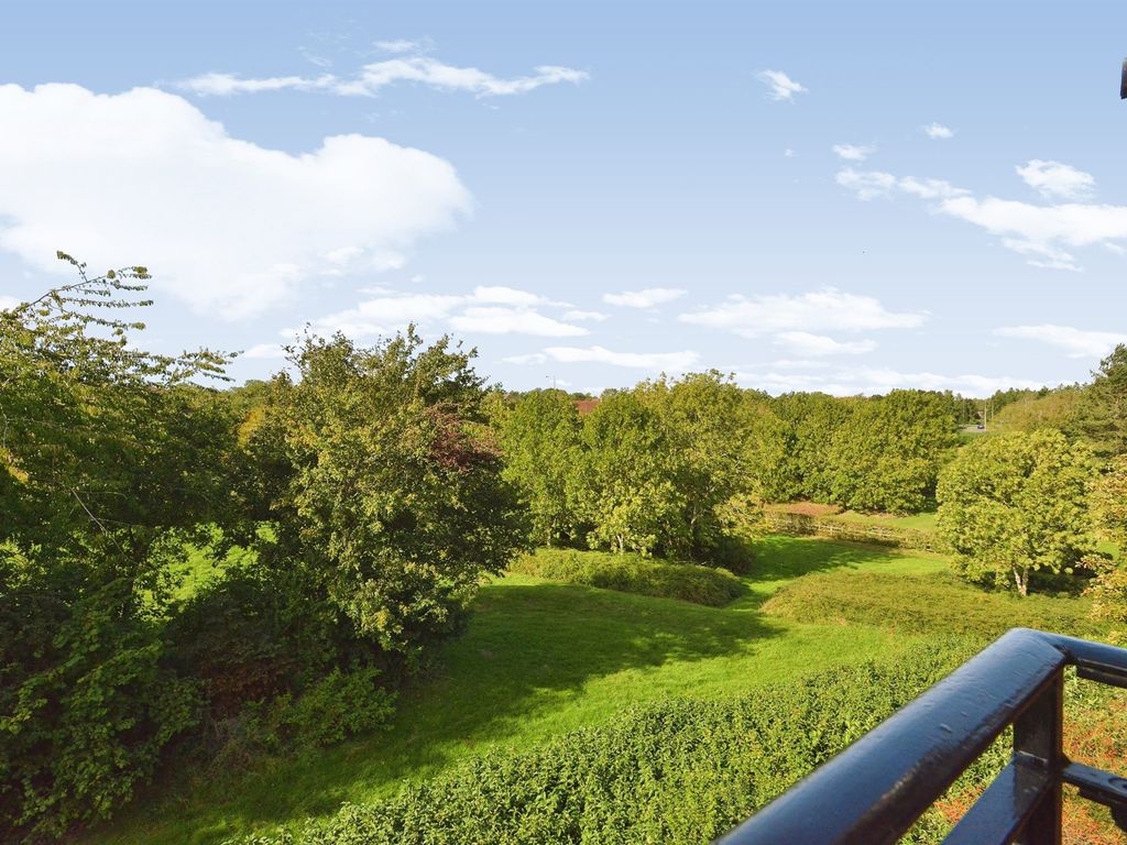 2 bed flat for sale in Darwin Close, Medbourne, Milton Keynes MK5, £