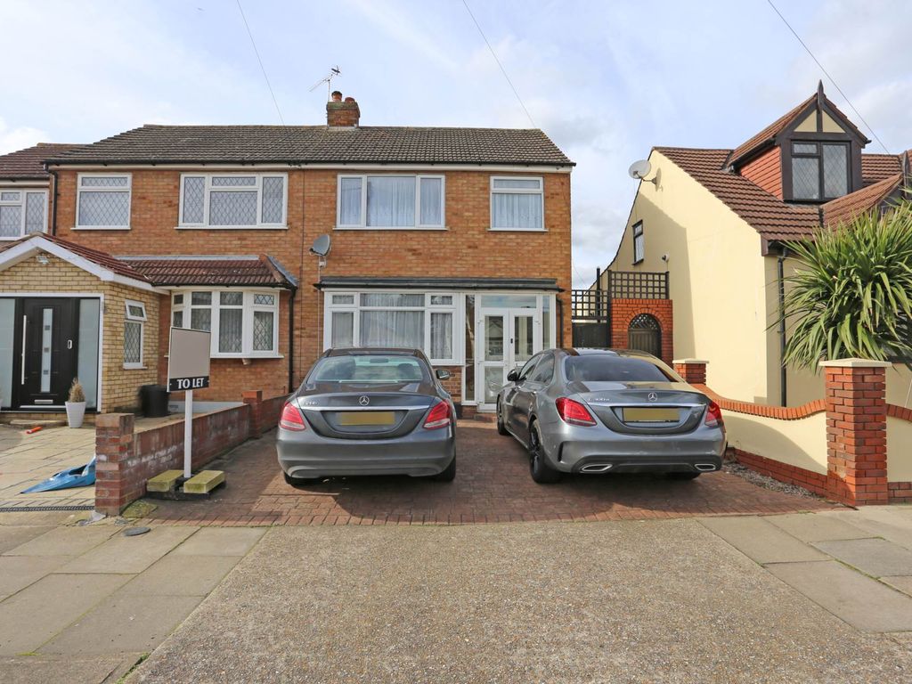 3 bed semidetached house to rent in Cross Road, Romford RM7, £2,200