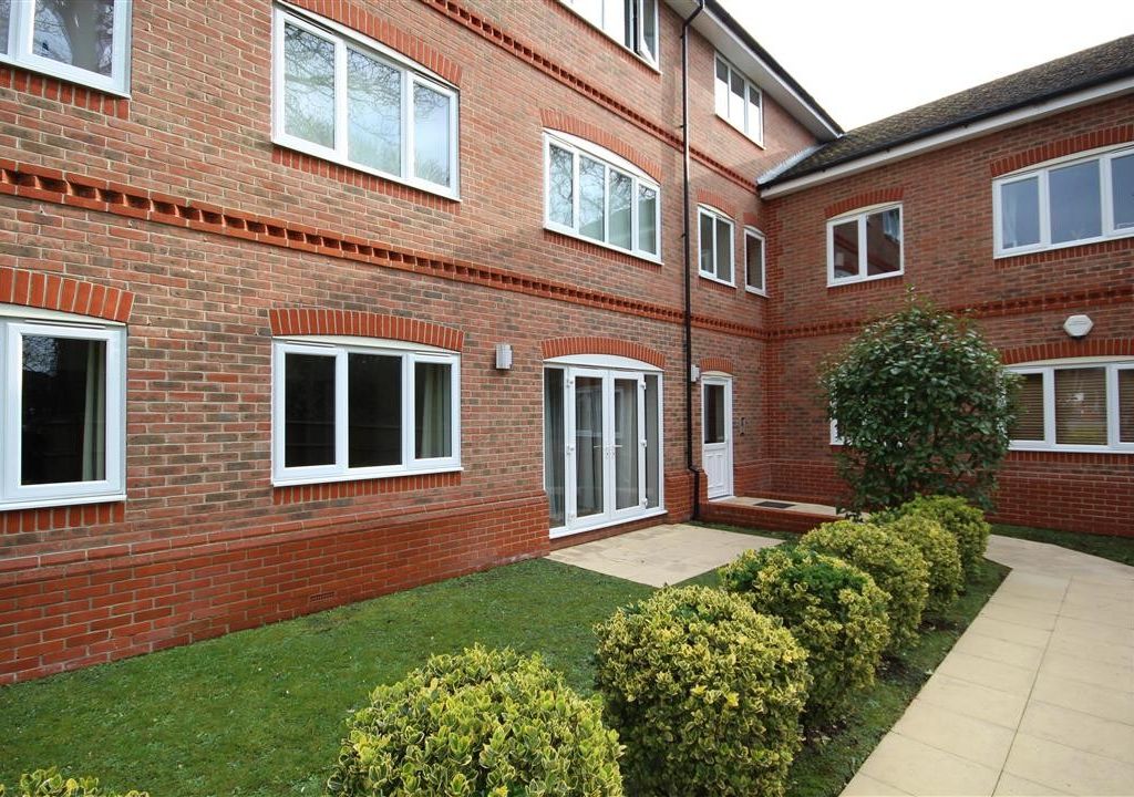 2 bed flat to rent in Reading Road, Wokingham, Berkshire RG41, £1,300