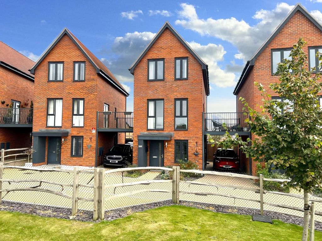 3 bed detached house for sale in Parkland Crescent, Kingsnorth, Ashford