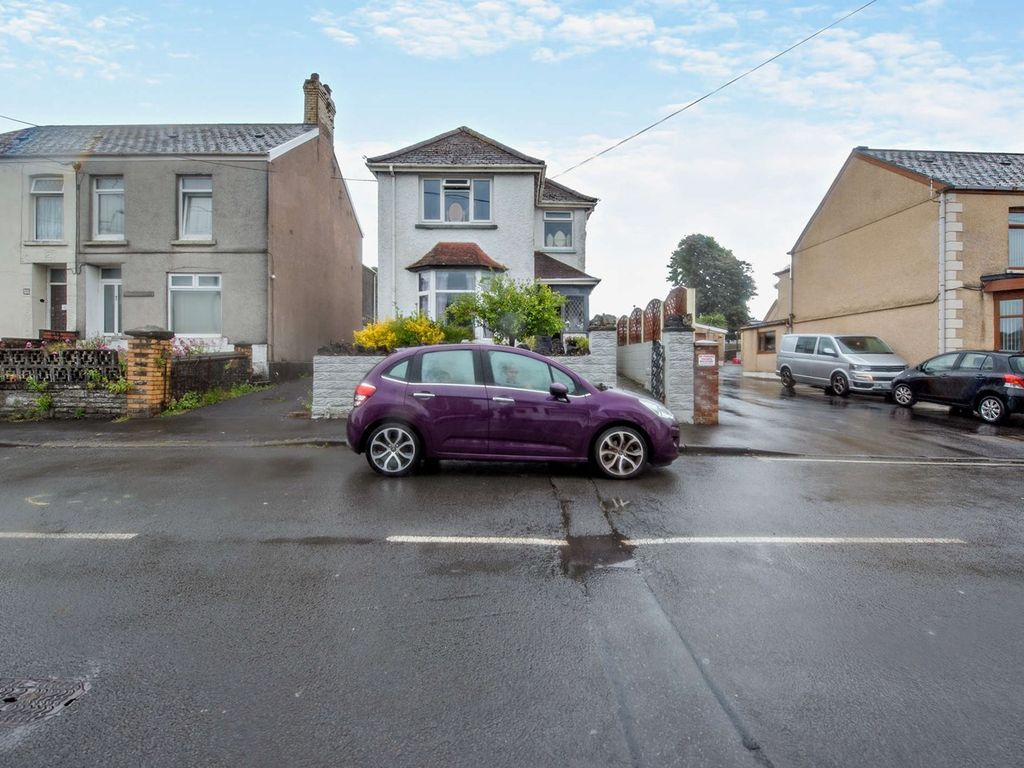 3 bed detached house for sale in Alltiago Road, Pontarddulais, Swansea SA4, £194,000 Zoopla