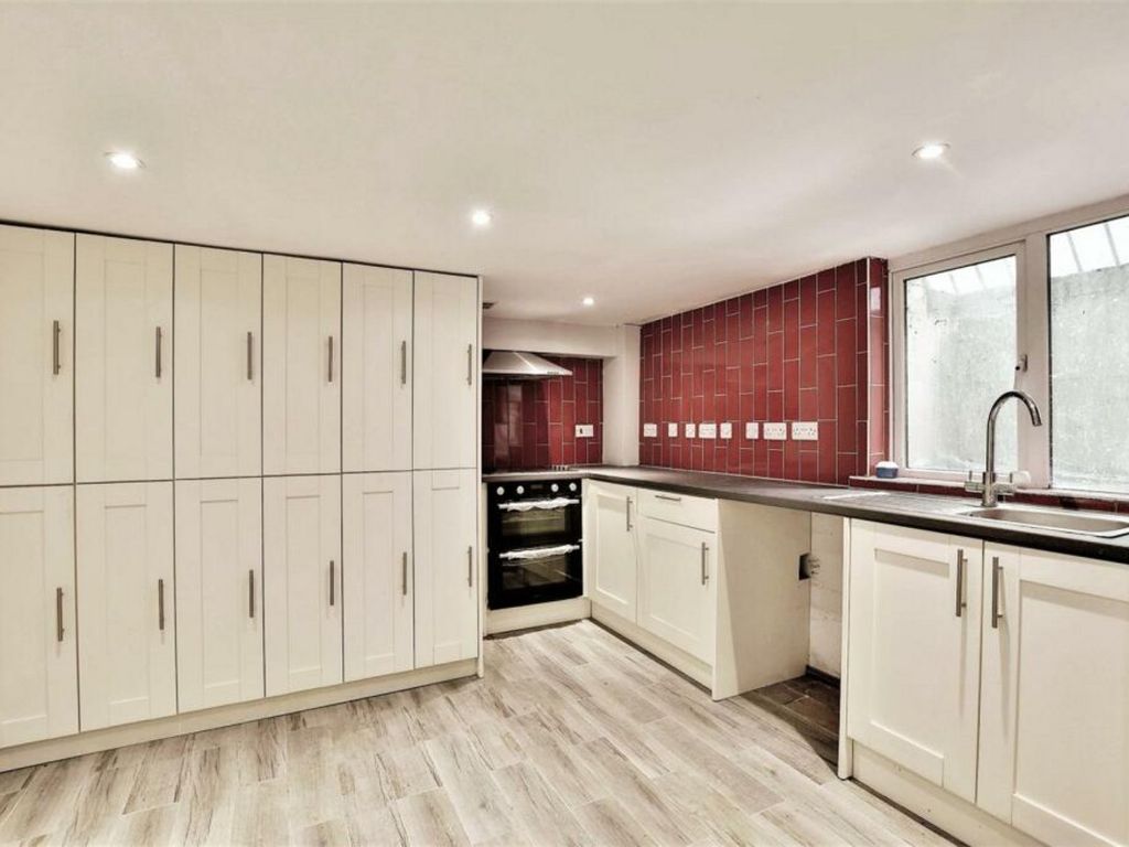 5 bed terraced house for sale in Gabriels Hill, Maidstone ME15, £