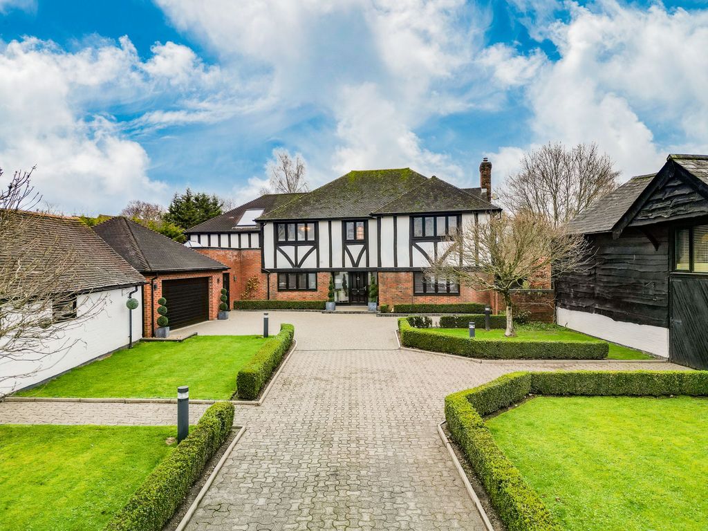 5 bed detached house for sale in Winchester Road, Fair Oak SO50, £