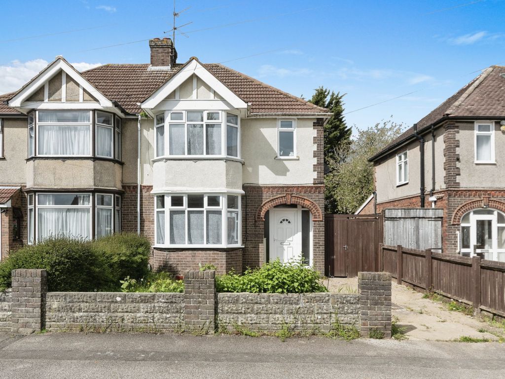 3 bed semidetached house for sale in Ryecroft Way, Luton LU2, £430,000