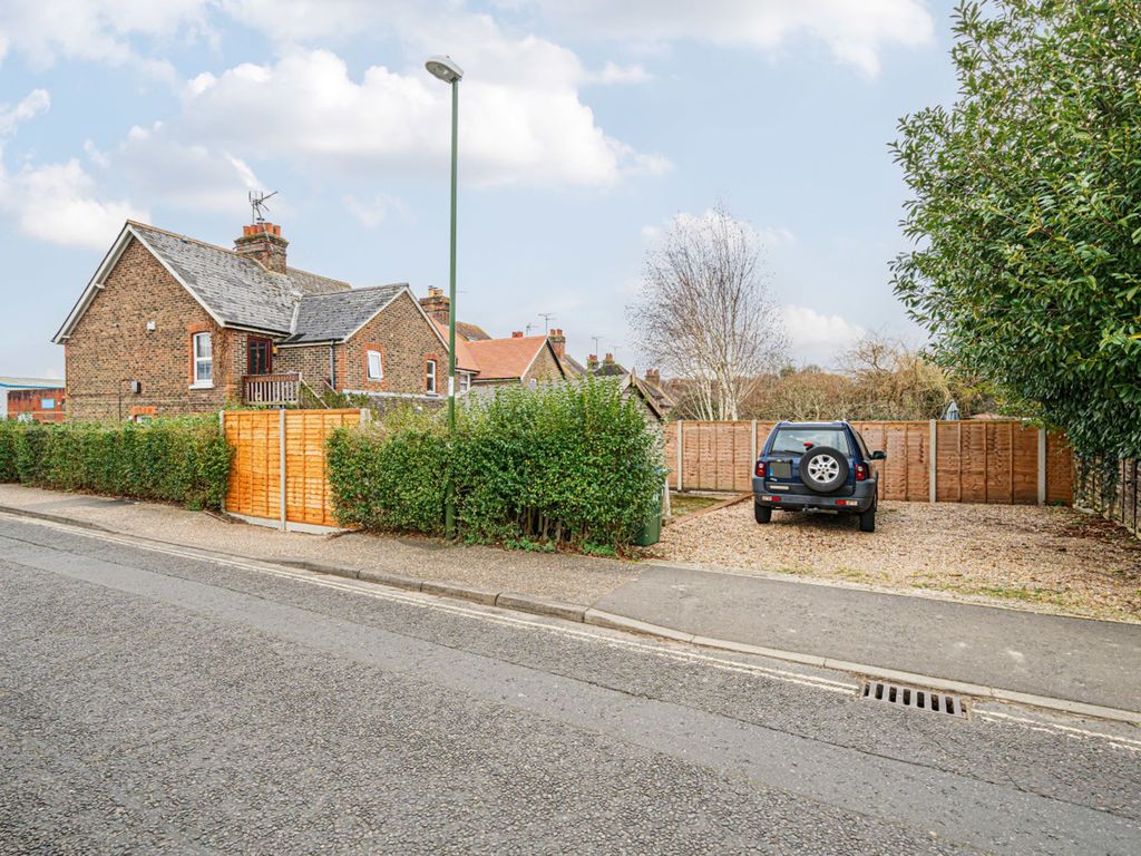 1 bed flat for sale in Daux Way, Billingshurst RH14, £195,000 Zoopla