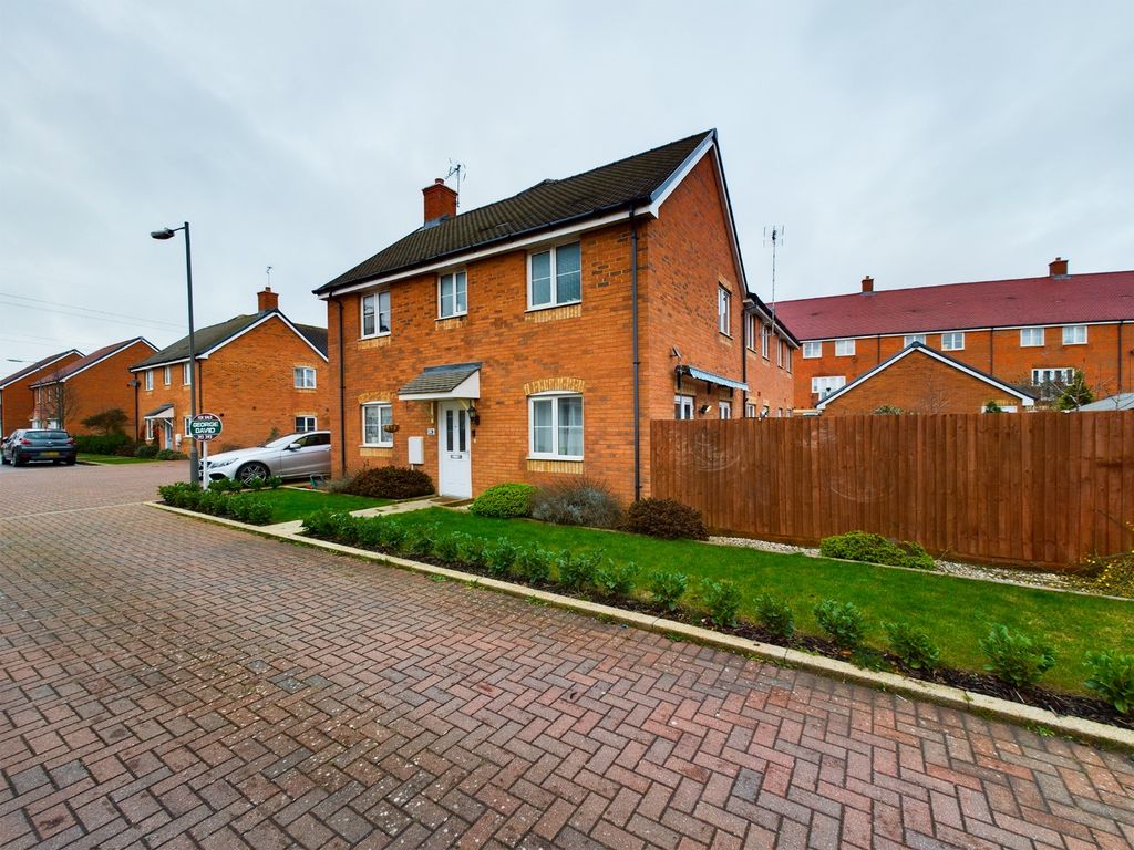 3 bed end terrace house for sale in Alma Street, Berryfields, Aylesbury