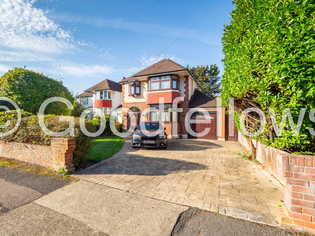 3 bed detached house to rent in Abinger Avenue, Cheam, Surrey SM2, £