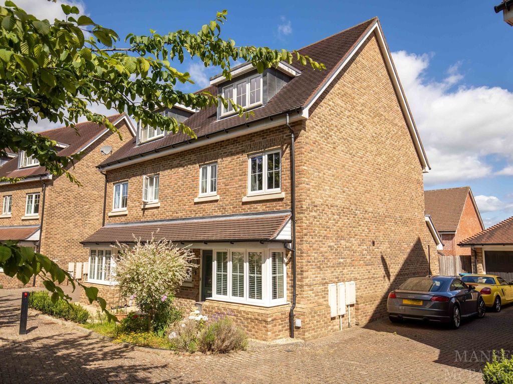 4 bed semidetached house for sale in Kingscote Way, East Grinstead