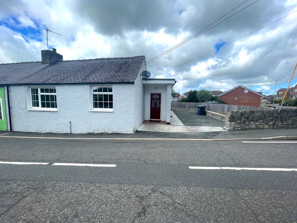 2 bed bungalow to rent in Drws Y Coed, 4 Tai Lôn, Llanfairpwllgwyngyll