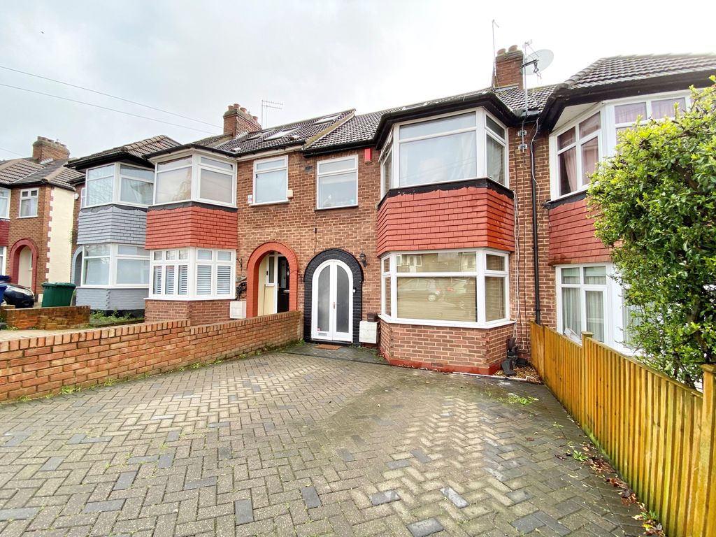 4 bed terraced house for sale in Daneland, East EN4, £700,000