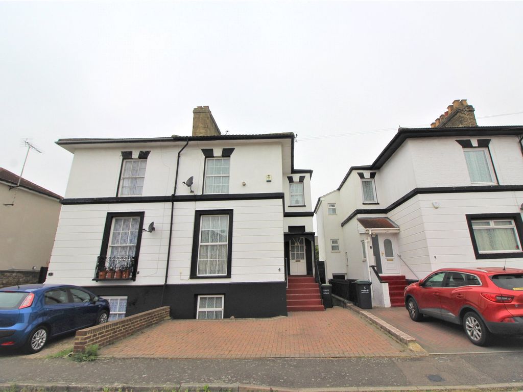 3 bed semidetached house to rent in Cambrian Grove, Gravesend, Kent