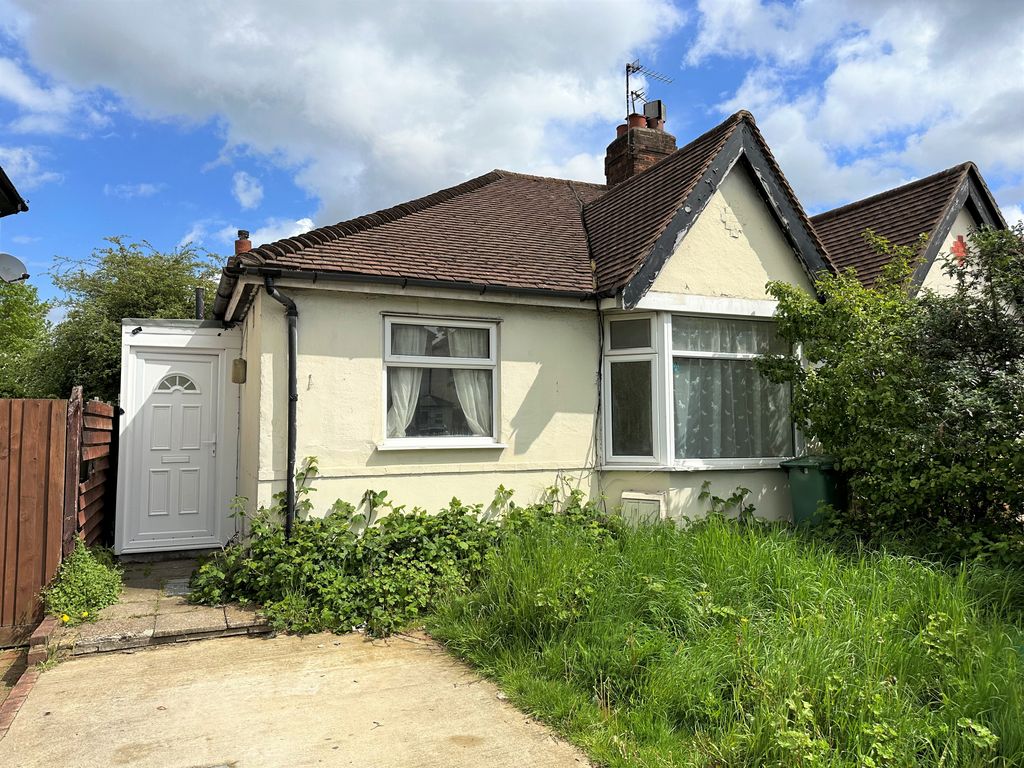 3 bed semidetached bungalow for sale in Sandringham Road, Northolt UB5