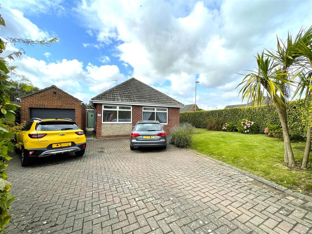 3 bed detached bungalow for sale in Greenacre Park, Hornsea HU18, £