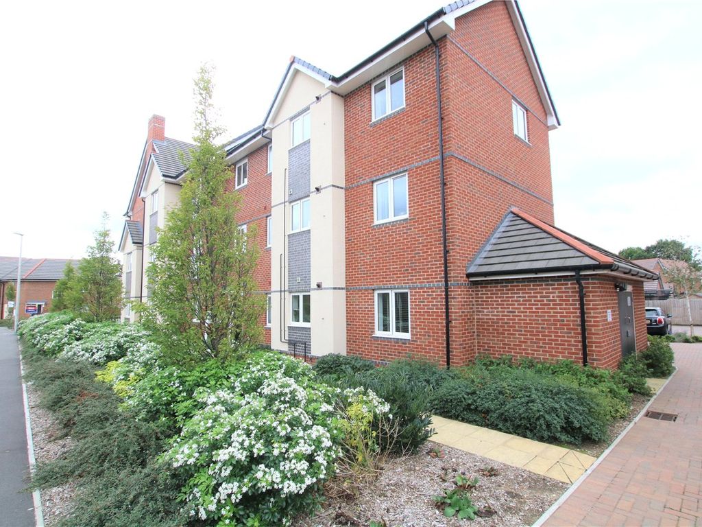 1 bed flat to rent in Birch House, Fullbrook Avenue, Spencers Wood