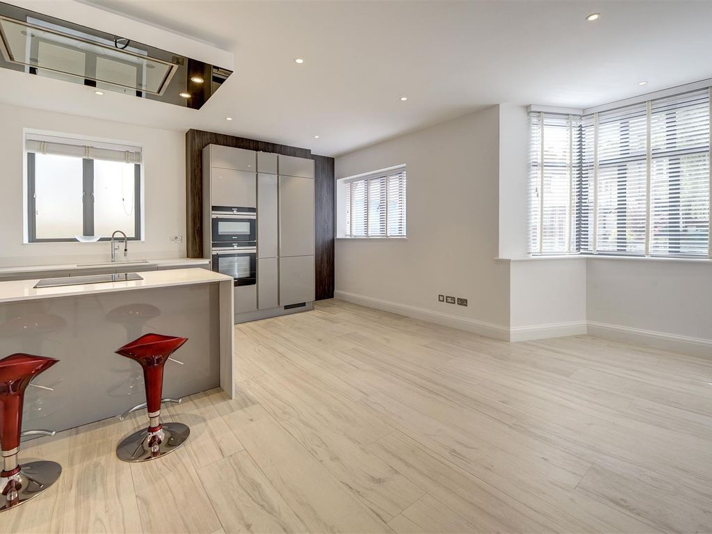 2 bed flat to rent in Middleton Road, Hampstead Garden Suburb NW11, £