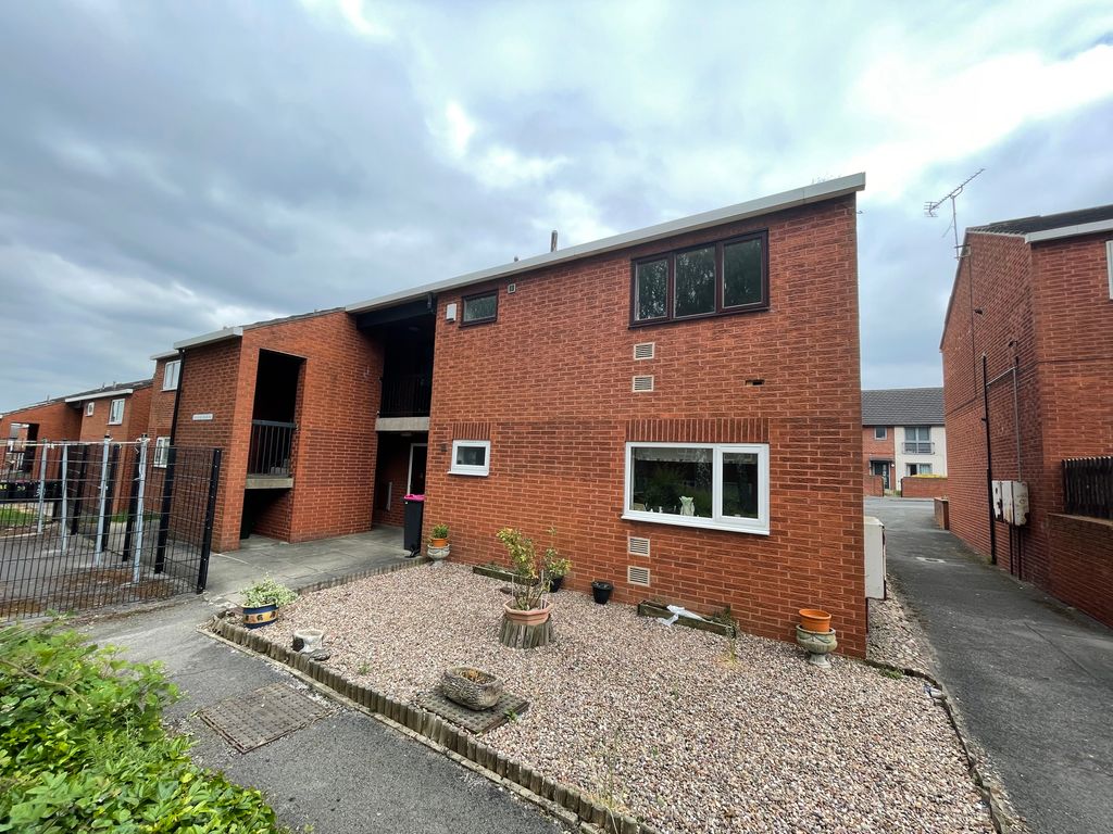2 bed flat to rent in New Winterwell Road, WathUponDearne, Rotherham