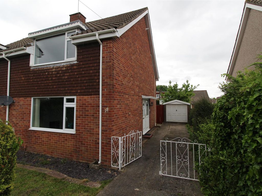 3 bed semidetached house to rent in Chiltern Close, Whitchurch