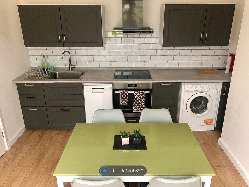 Room to rent in Clive Way, Crawley RH10, £725 pcm Zoopla