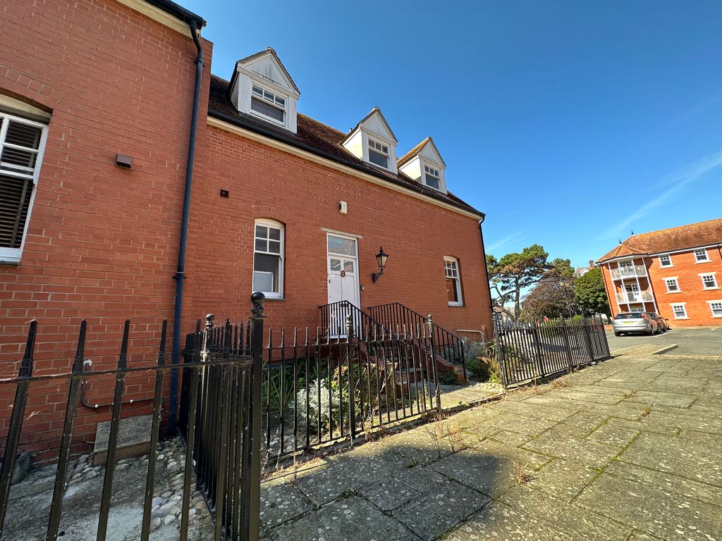 5 bed property to rent in Marine Parade East, ClactonOnSea CO15, £