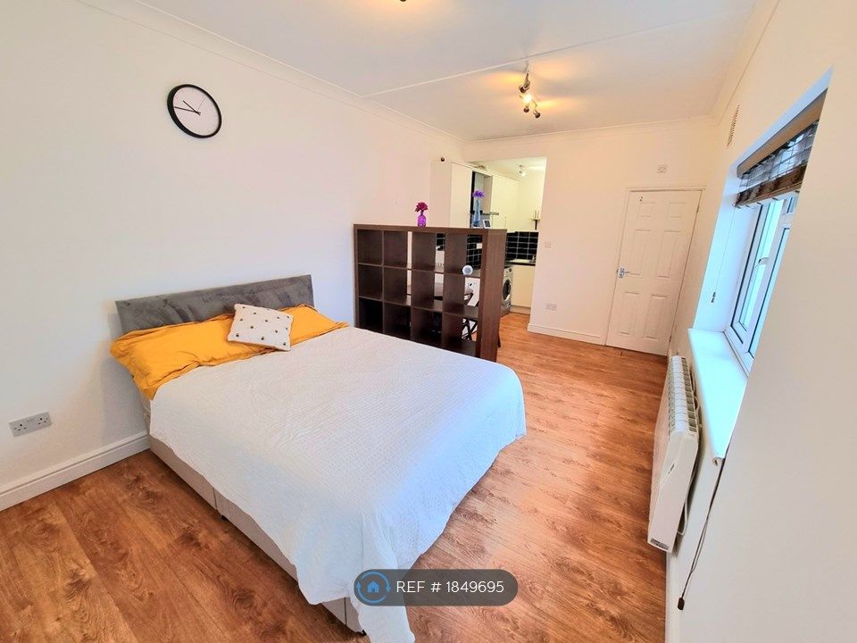 Studio to rent in South Ealing Road, London W5, £1,500 pcm Zoopla