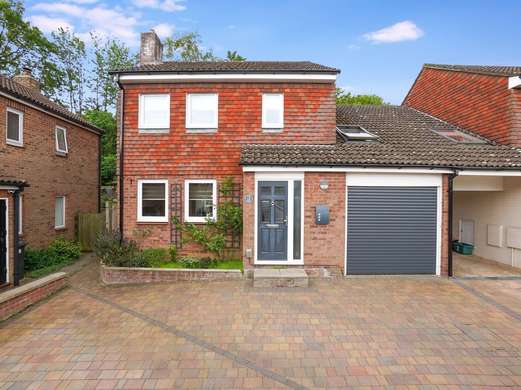 4 bed semidetached house for sale in Locksley Close, Chatham ME5, £