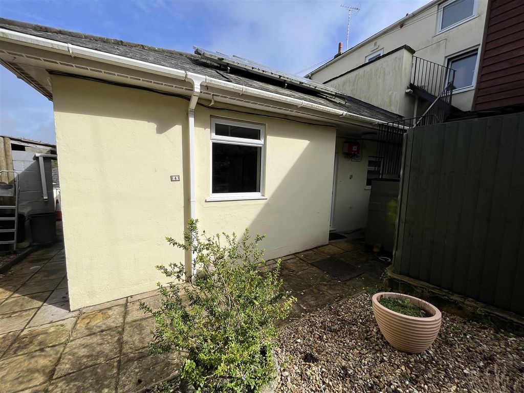 1 bed flat to rent in Uplyme Road, Lyme Regis DT7, £550 pcm Zoopla