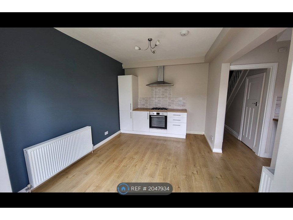 3 bed semidetached house to rent in Ripley Avenue, Stockport SK2, £