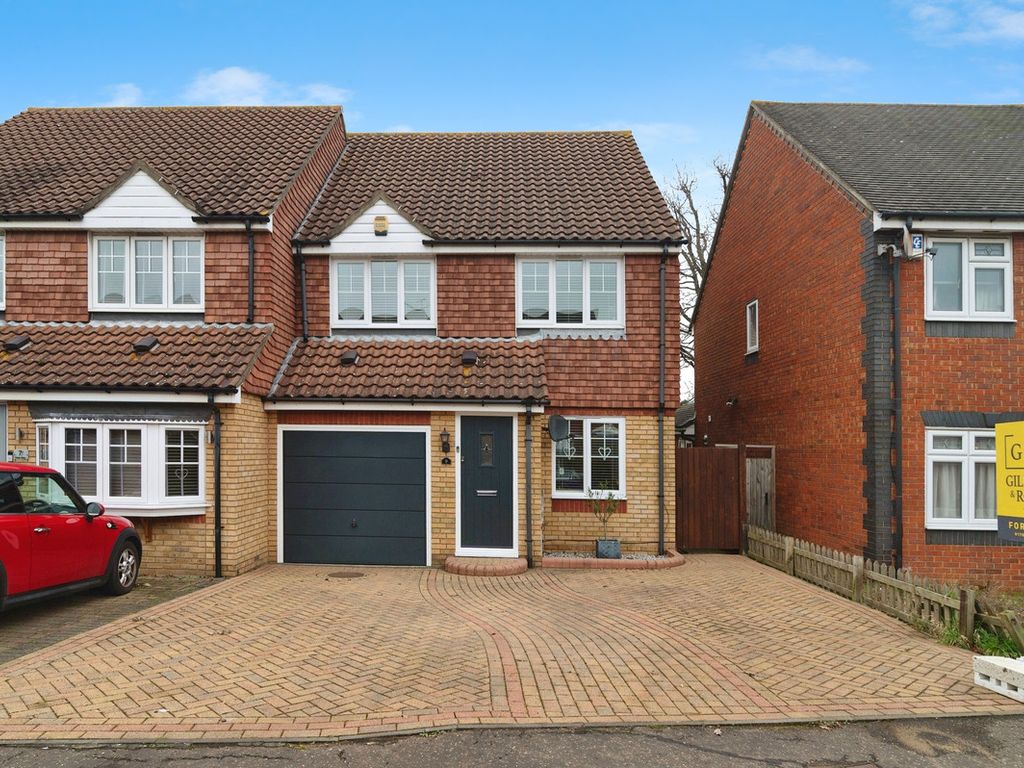3 bed semidetached house for sale in Falcon Close, Rayleigh SS6, £