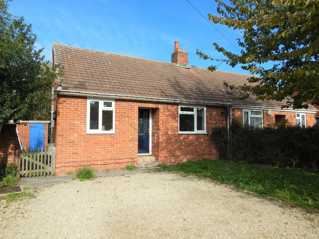 2 bed semidetached bungalow to rent in Nobles Close, Botley, Oxford