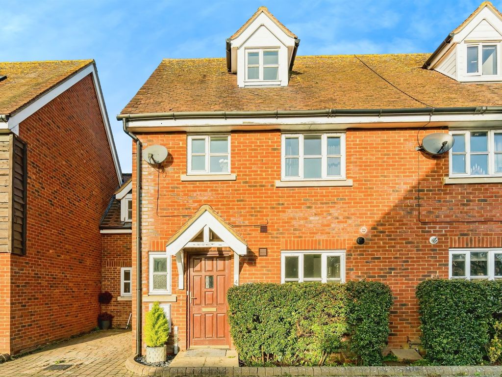 3 bed town house for sale in Ravens Court, Long Marston, Tring HP23, £