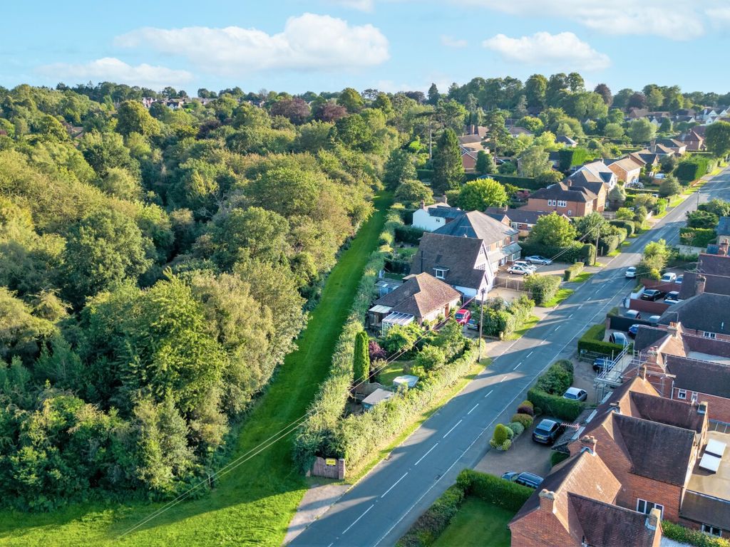 3 bed bungalow for sale in New Road, Penn, High HP10, £675,000
