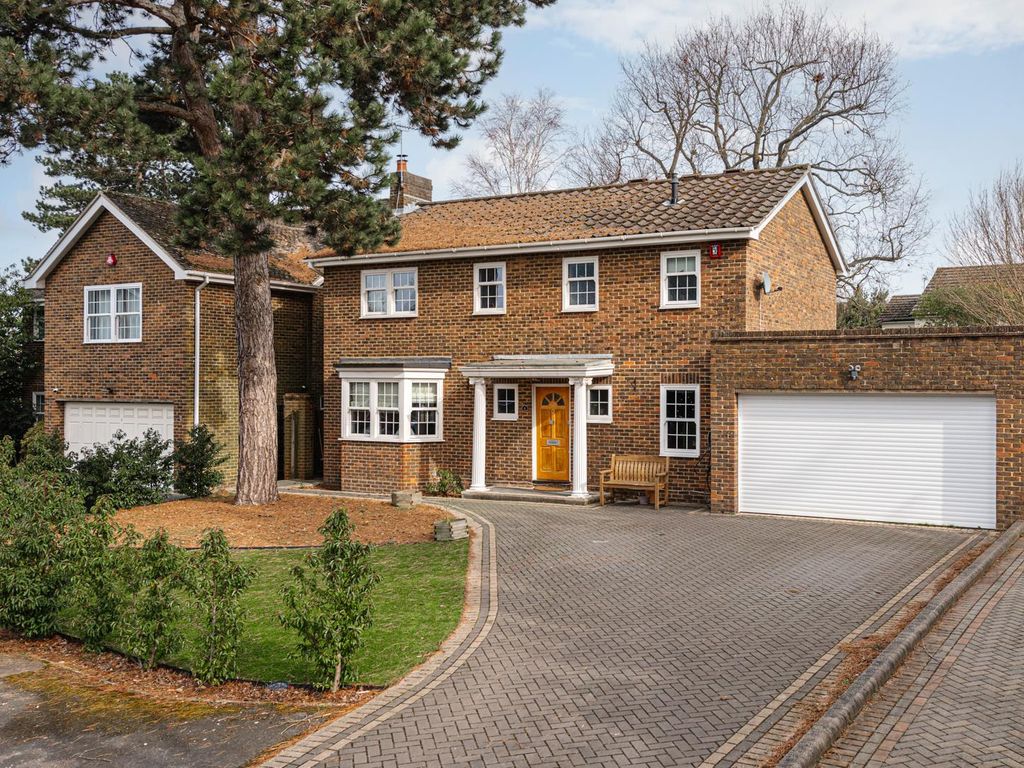 4 bed detached house for sale in Chantry Close, Ashtead KT21, £