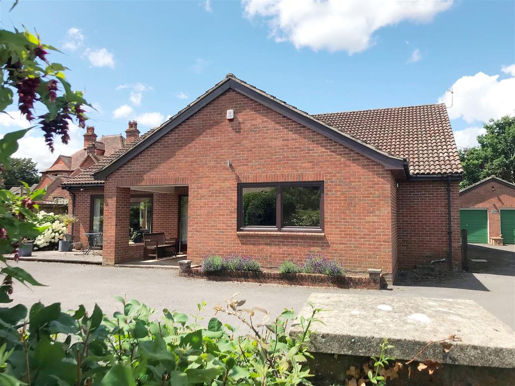 3 bed bungalow for sale in Broadlayings, Woolton Hill, Newbury RG20
