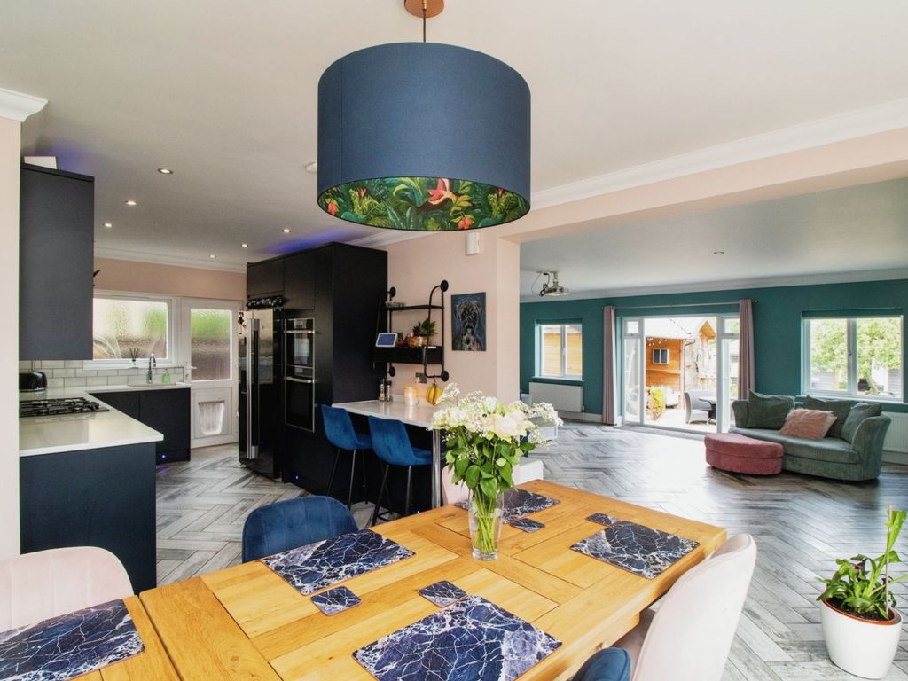 4 bed detached house for sale in London Road, Wickford SS12, £900,000