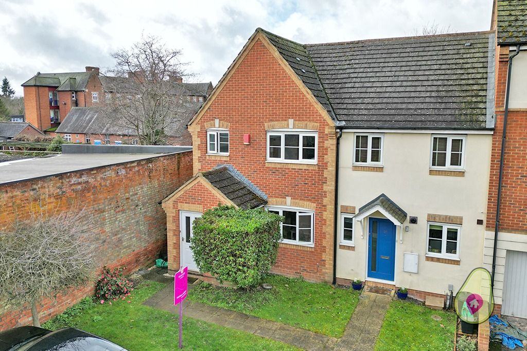 3 bed end terrace house for sale in Banbury Close, Wokingham, Berkshire