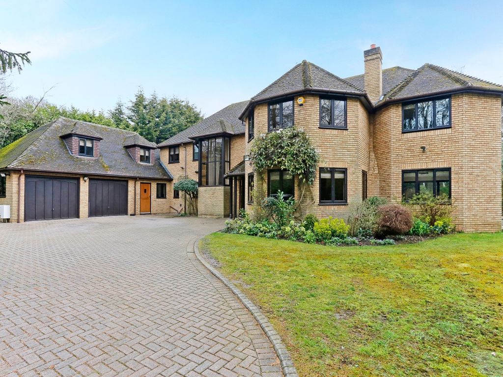 5 bed detached house to rent in Long Grove, Seer Green, Beaconsfield
