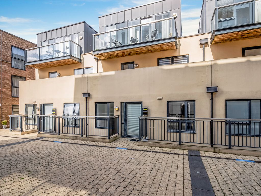 4 bed flat to rent in Old Post Office Walk, Surbiton KT6, £2,500 pcm ...